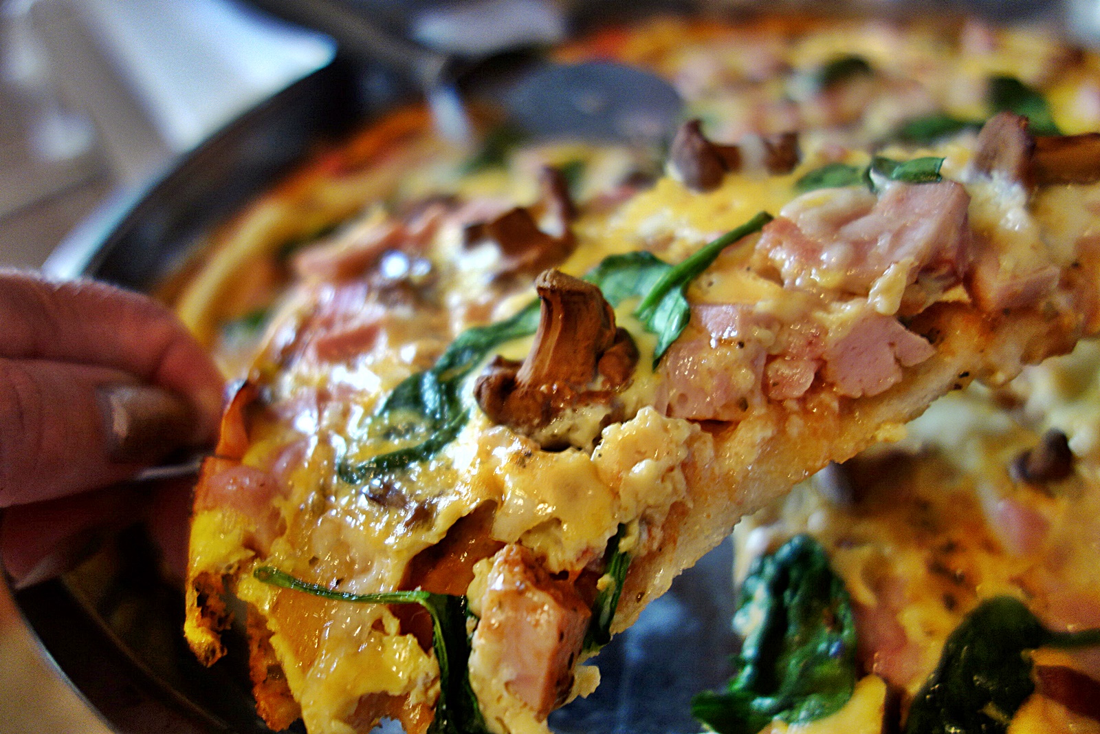 Pizza cu baby spanac si galbiori murati