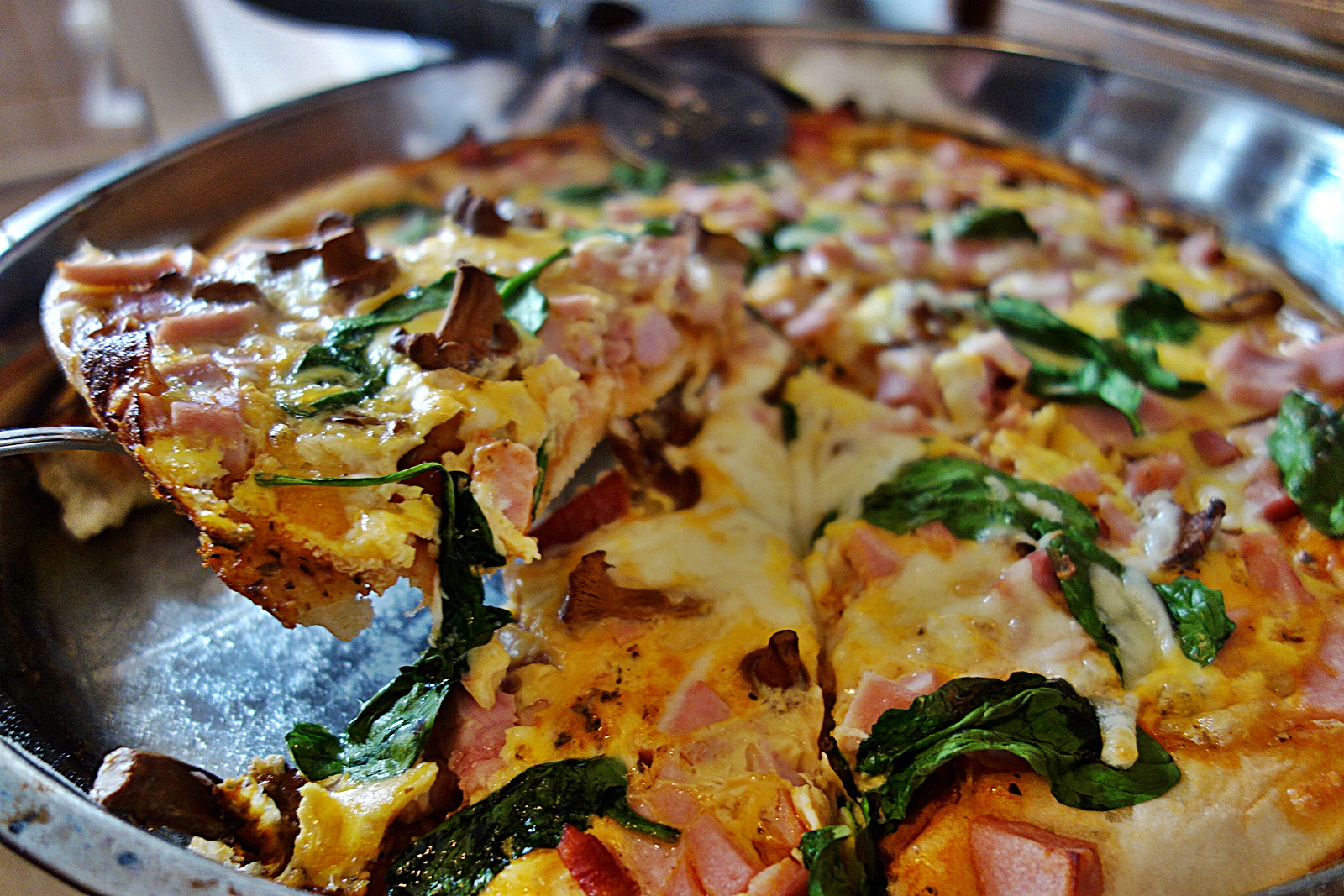 Pizza cu baby spanac si galbiori murati