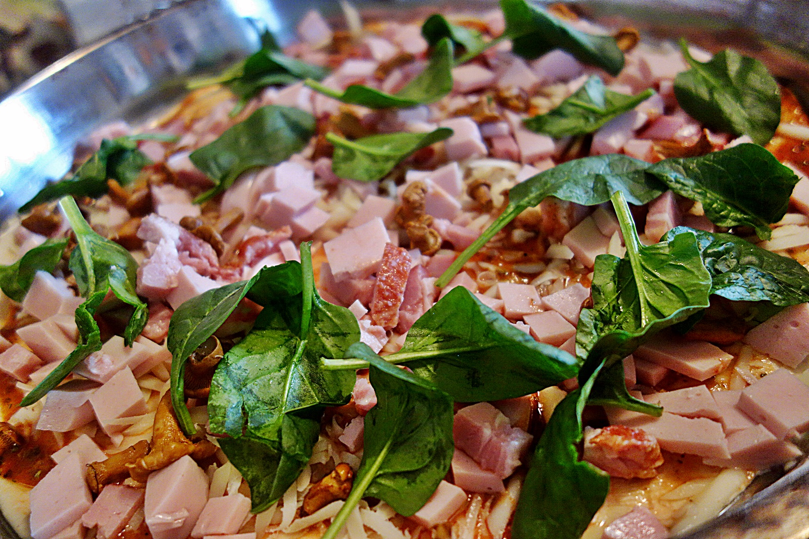 Pizza cu baby spanac si galbiori murati