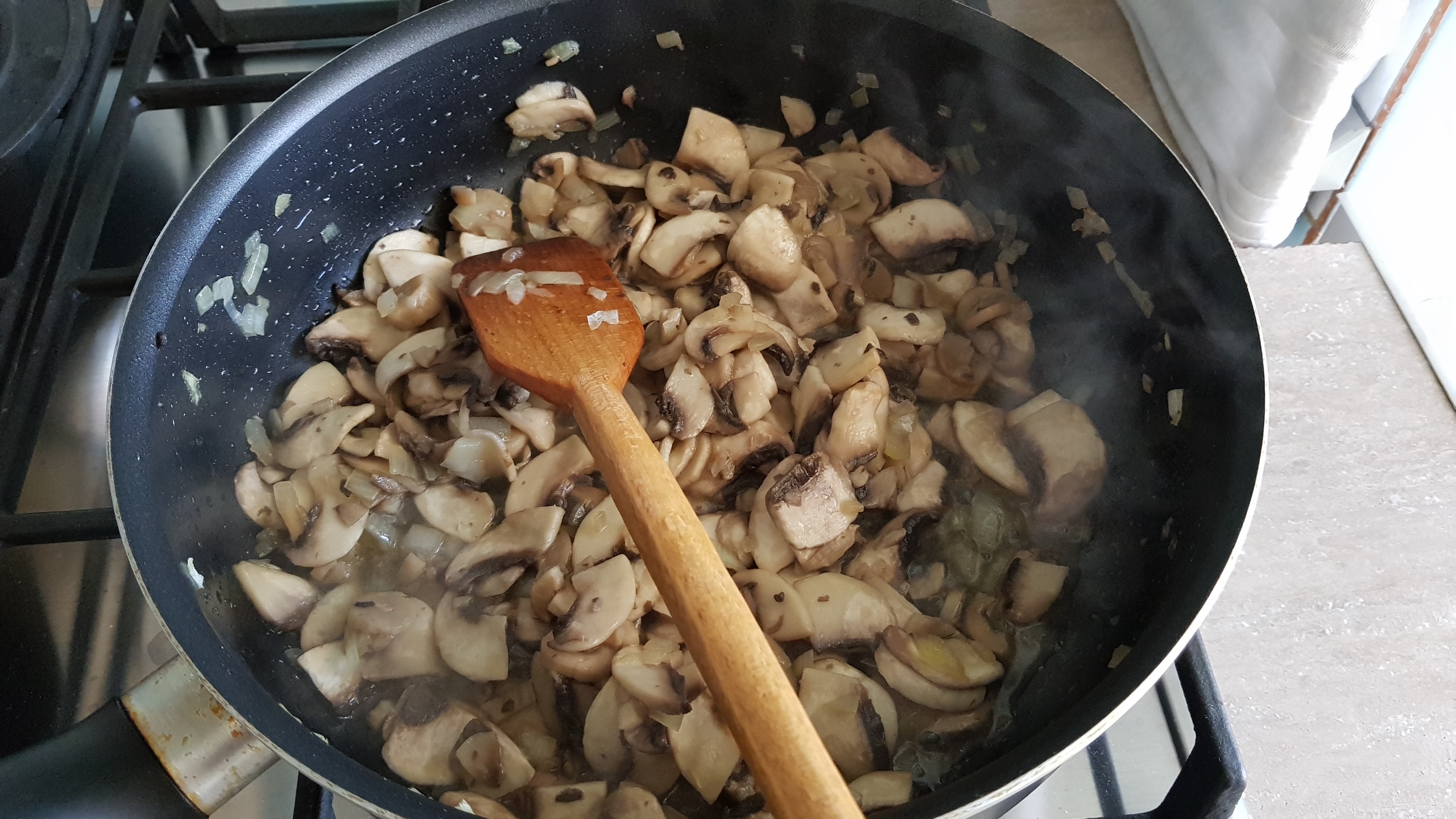Orez cu ciuperci brune