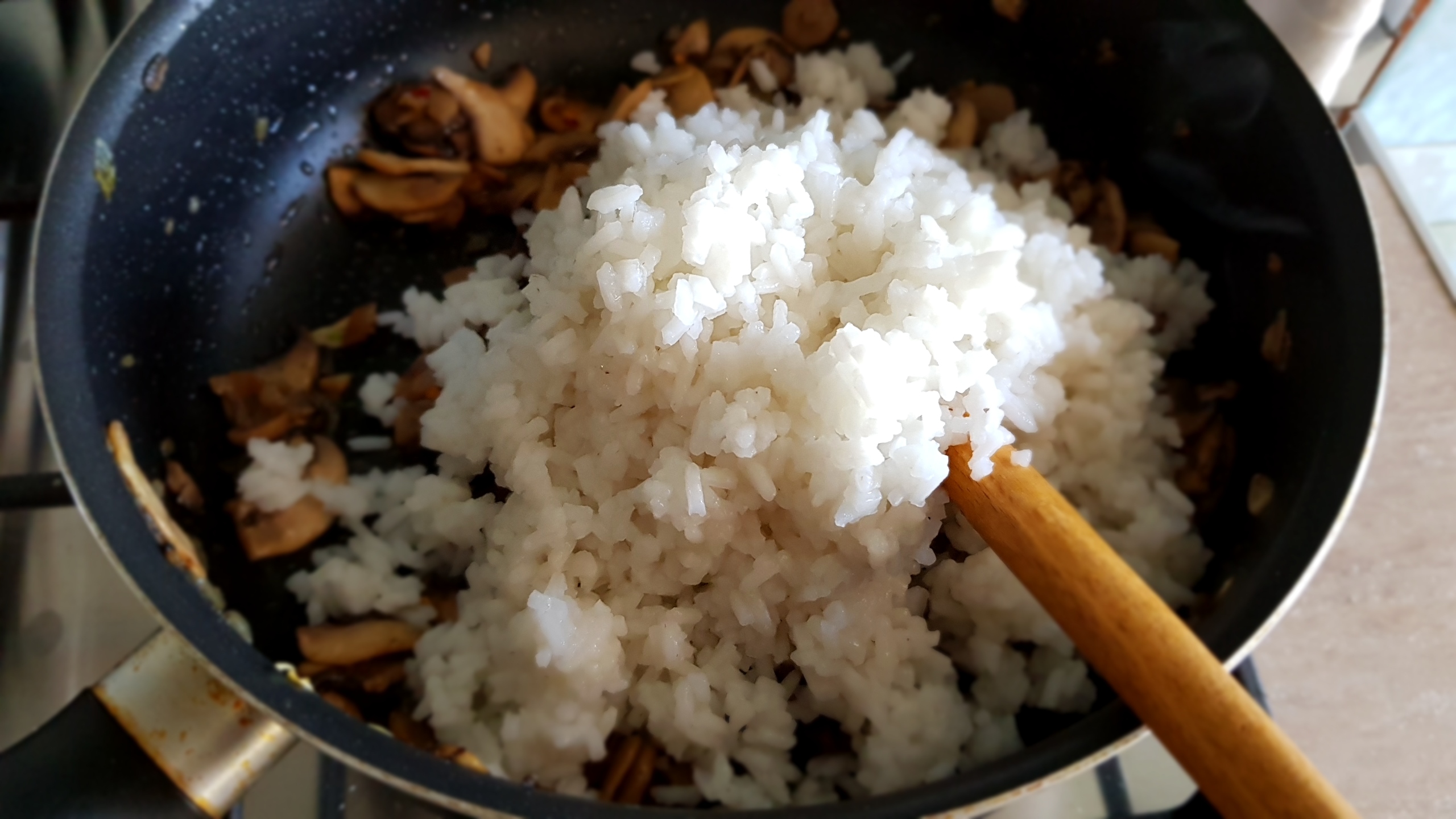 Orez cu ciuperci brune