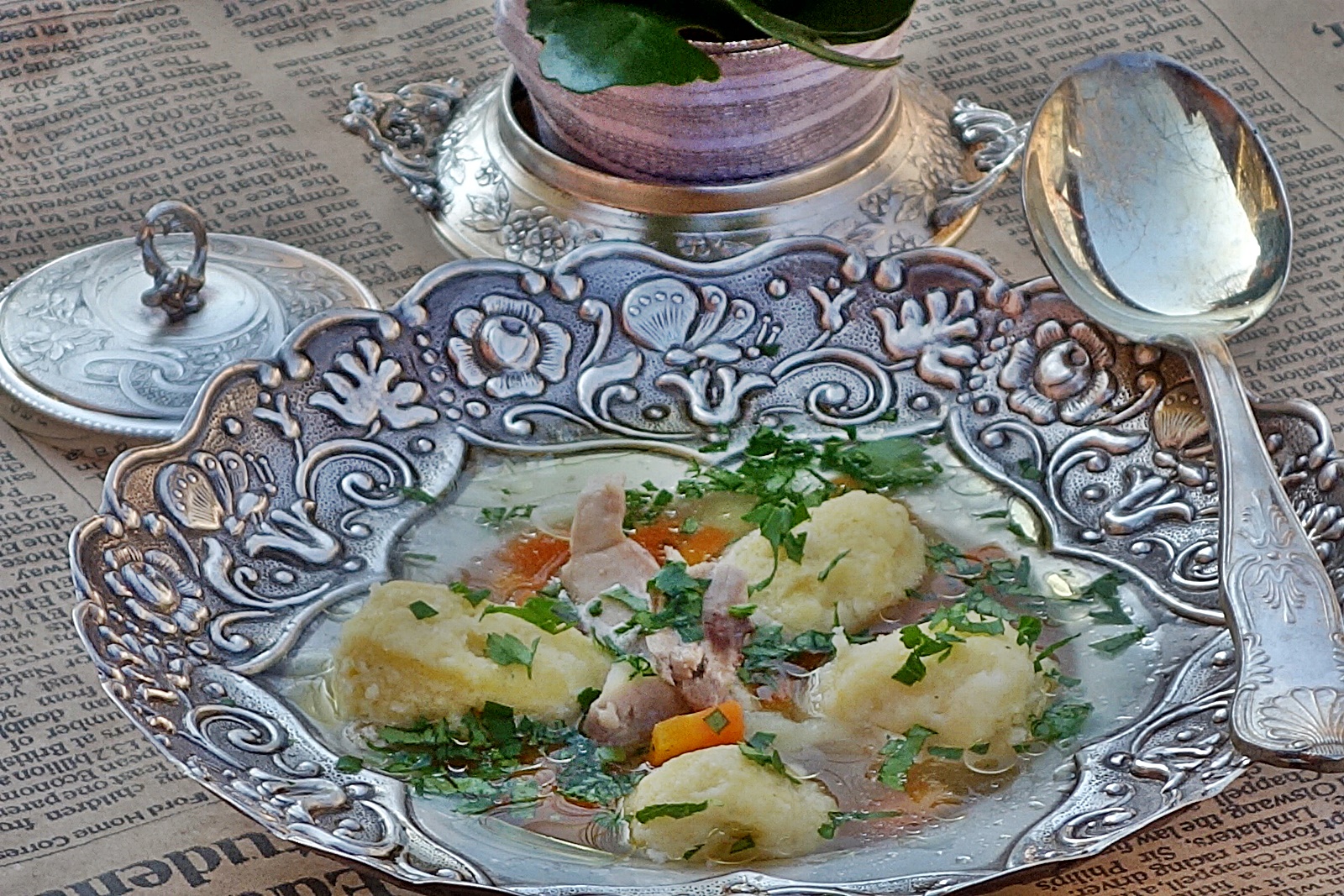 Supa de pui cu legume si galusti pufoase din gris