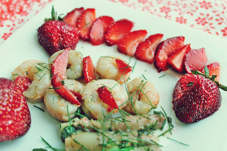 Salata de capsuni, creveti si sparanghel