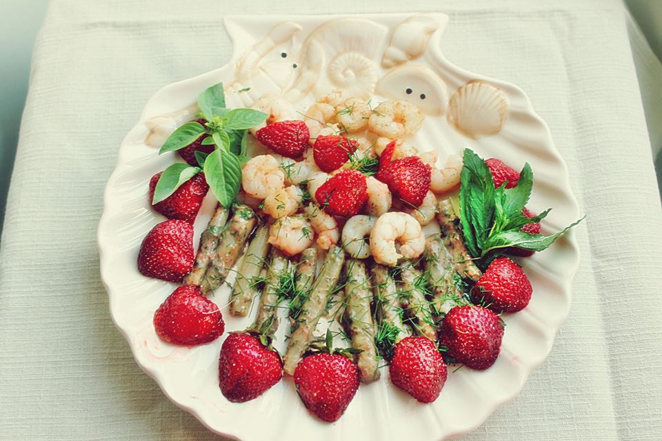 Salata de capsuni, creveti si sparanghel