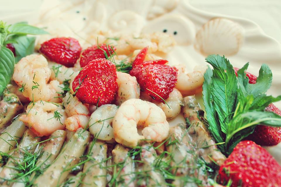 Salata de capsuni, creveti si sparanghel