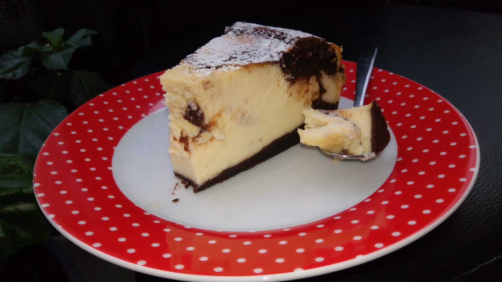 Cheesecake cu aroma de vanilie si blat ciocolatos