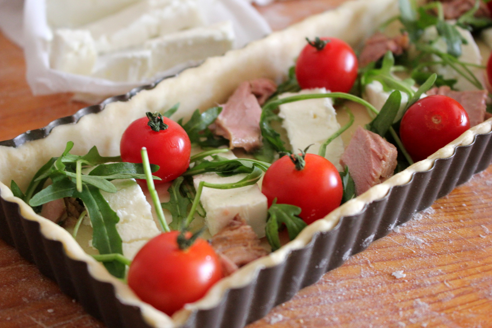 Tarta aperitiv cu rosii, feta si rucola