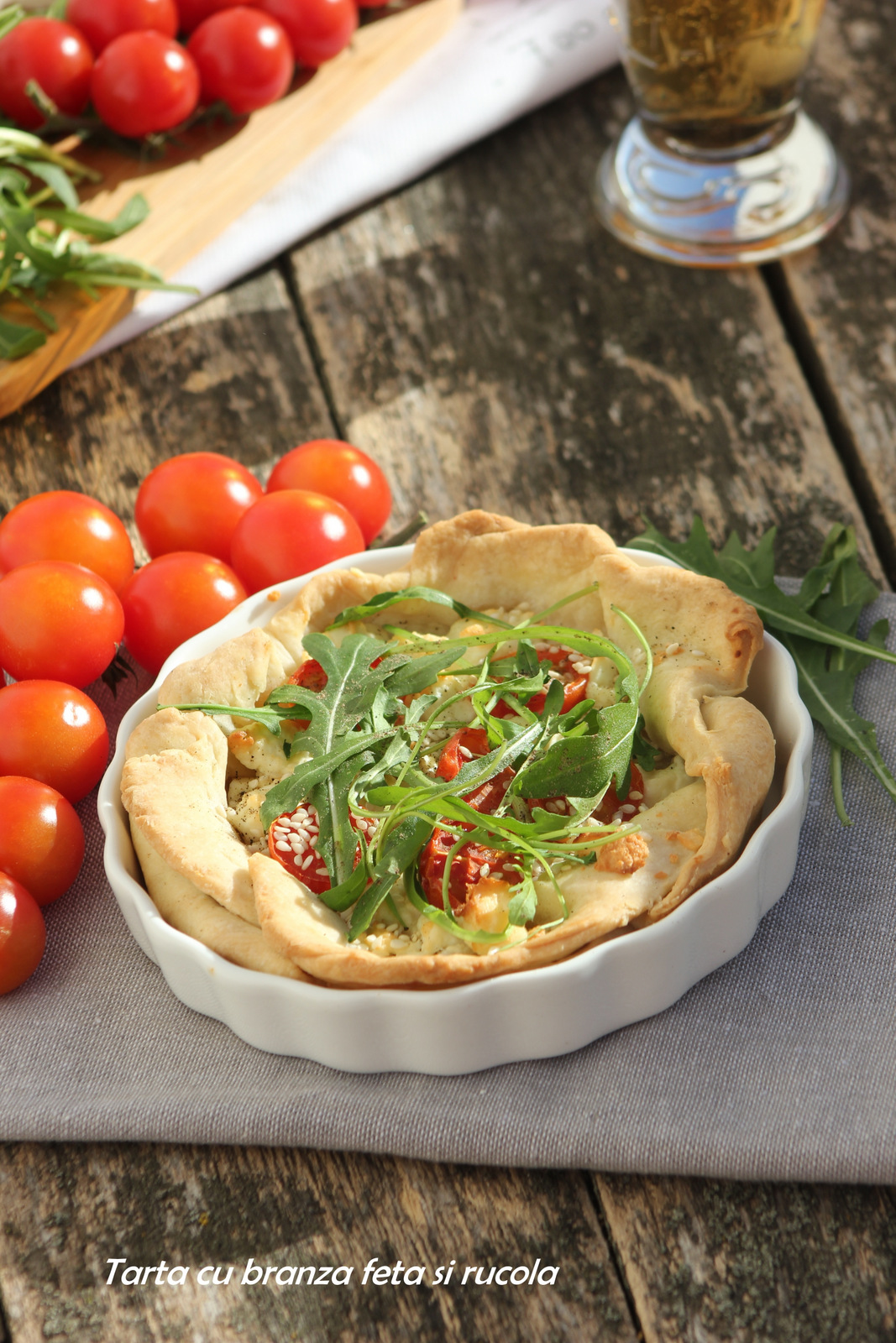 Tarta aperitiv cu rosii, feta si rucola