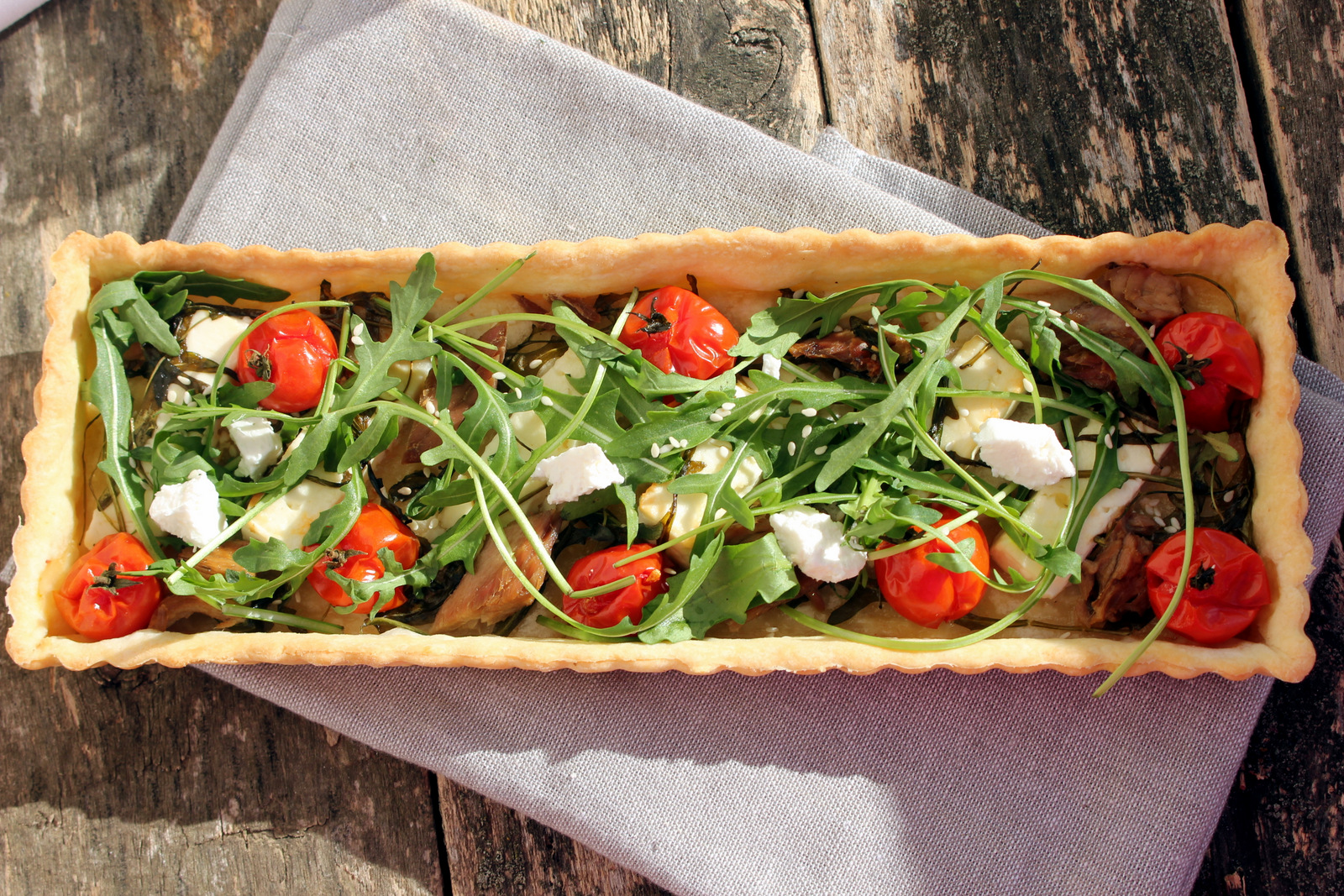 Tarta aperitiv cu rosii, feta si rucola