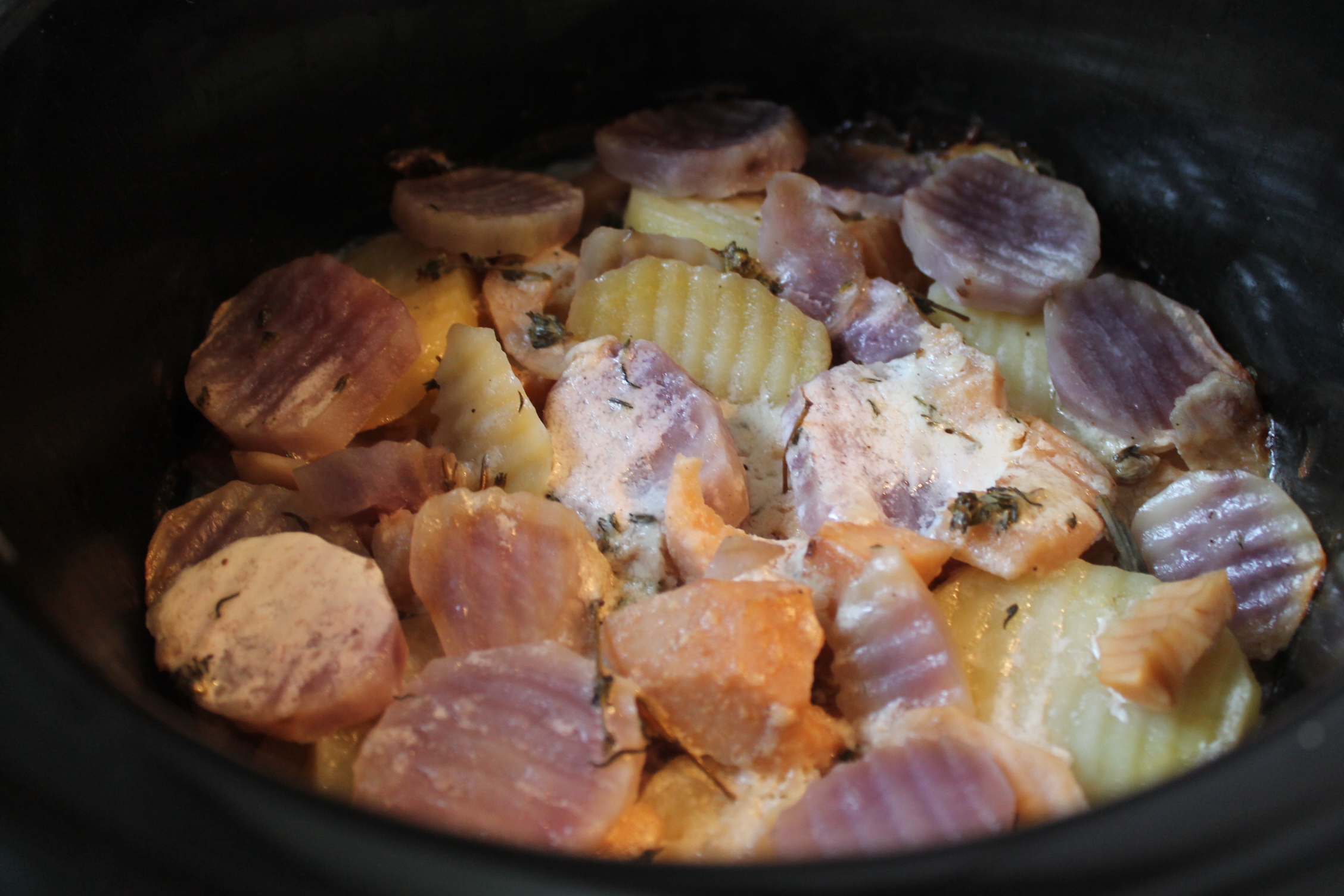 Cartofi si mere gratinate la slow cooker Crock Pot