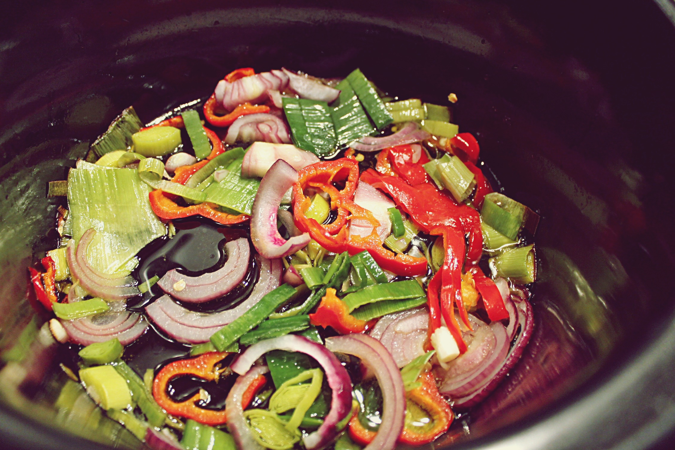 Creveti cu vegetale si carnati gatiti la slow cooker Crock Pot