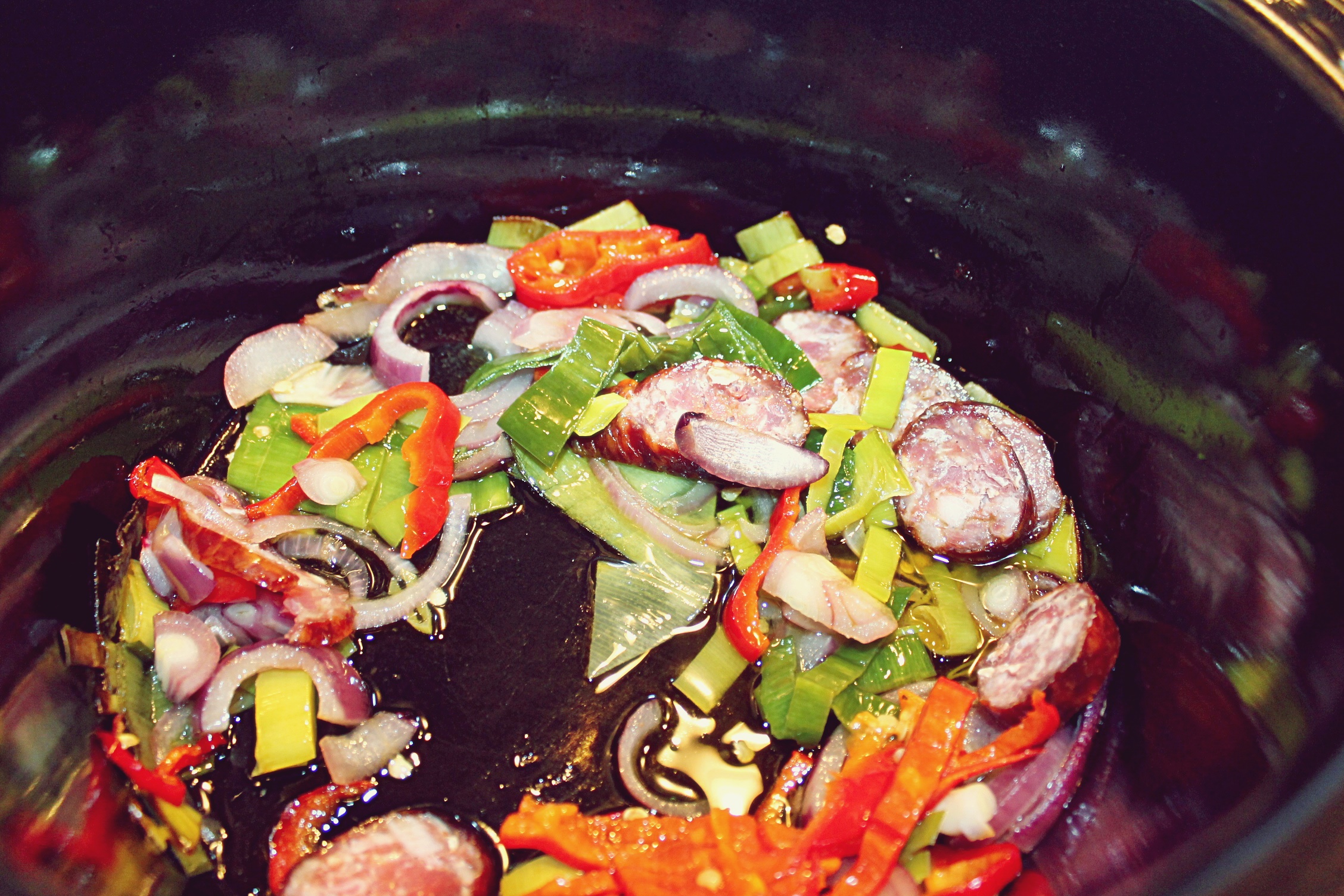 Creveti cu vegetale si carnati gatiti la slow cooker Crock Pot