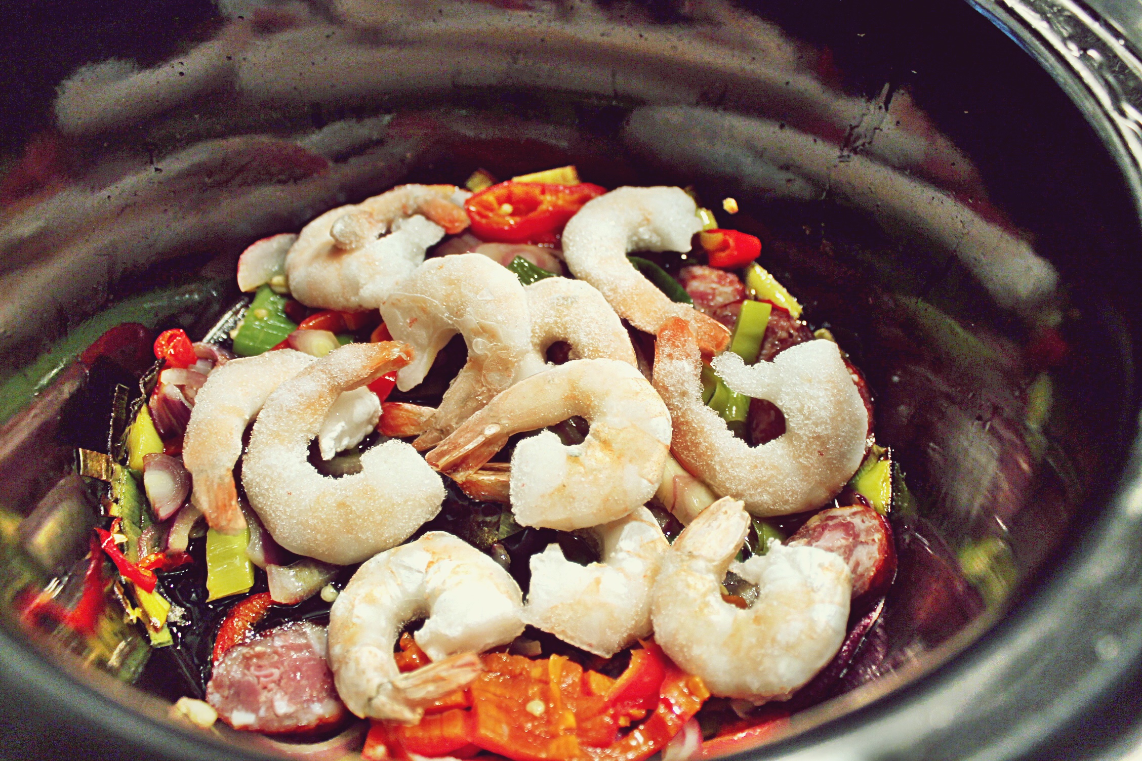 Creveti cu vegetale si carnati gatiti la slow cooker Crock Pot