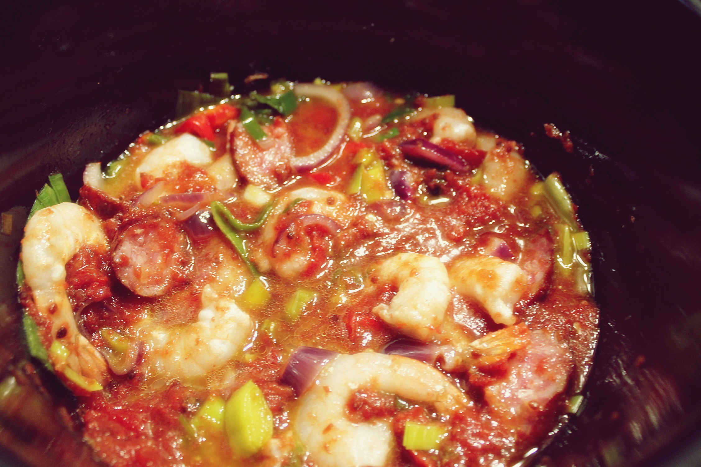 Creveti cu vegetale si carnati gatiti la slow cooker Crock Pot