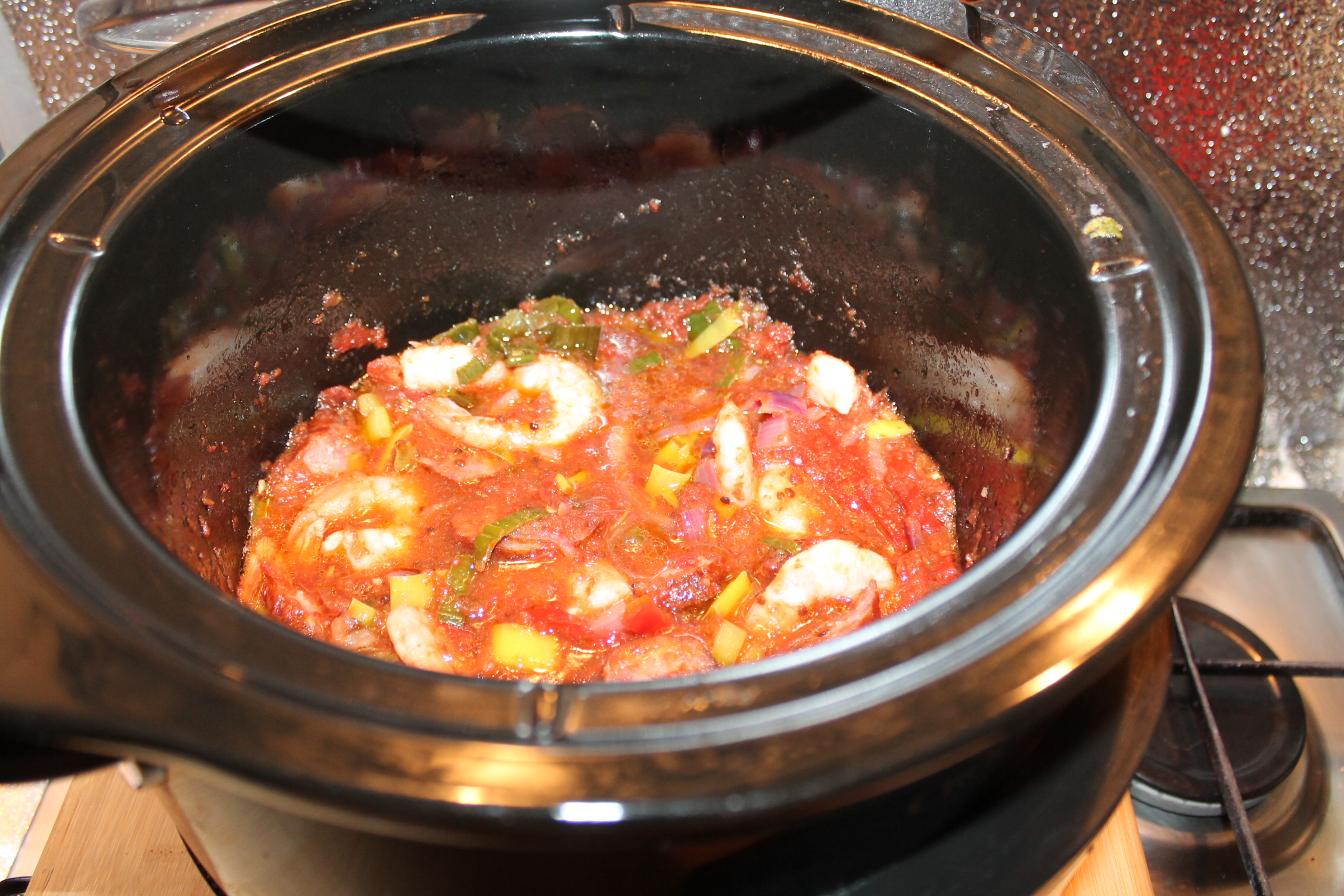 Creveti cu vegetale si carnati gatiti la slow cooker Crock Pot