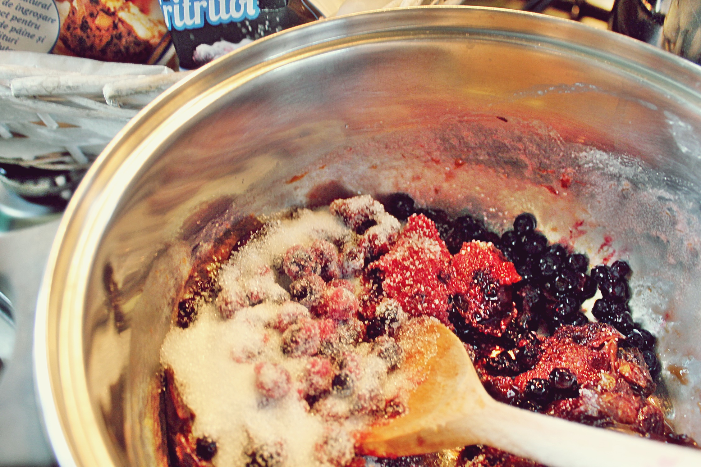 Crumble cu prune si afine la slow cooker Crock Pot