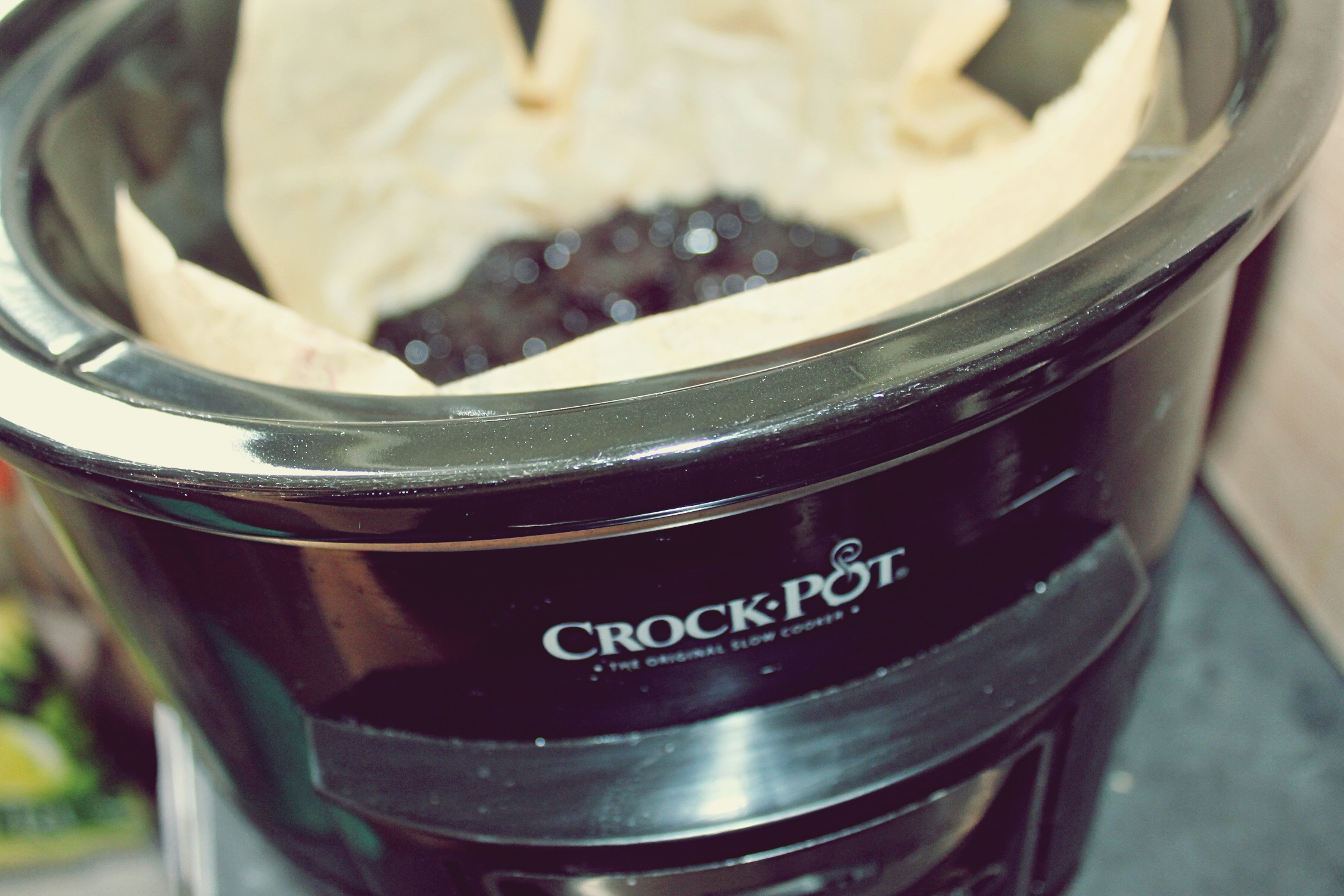 Crumble cu prune si afine la slow cooker Crock Pot
