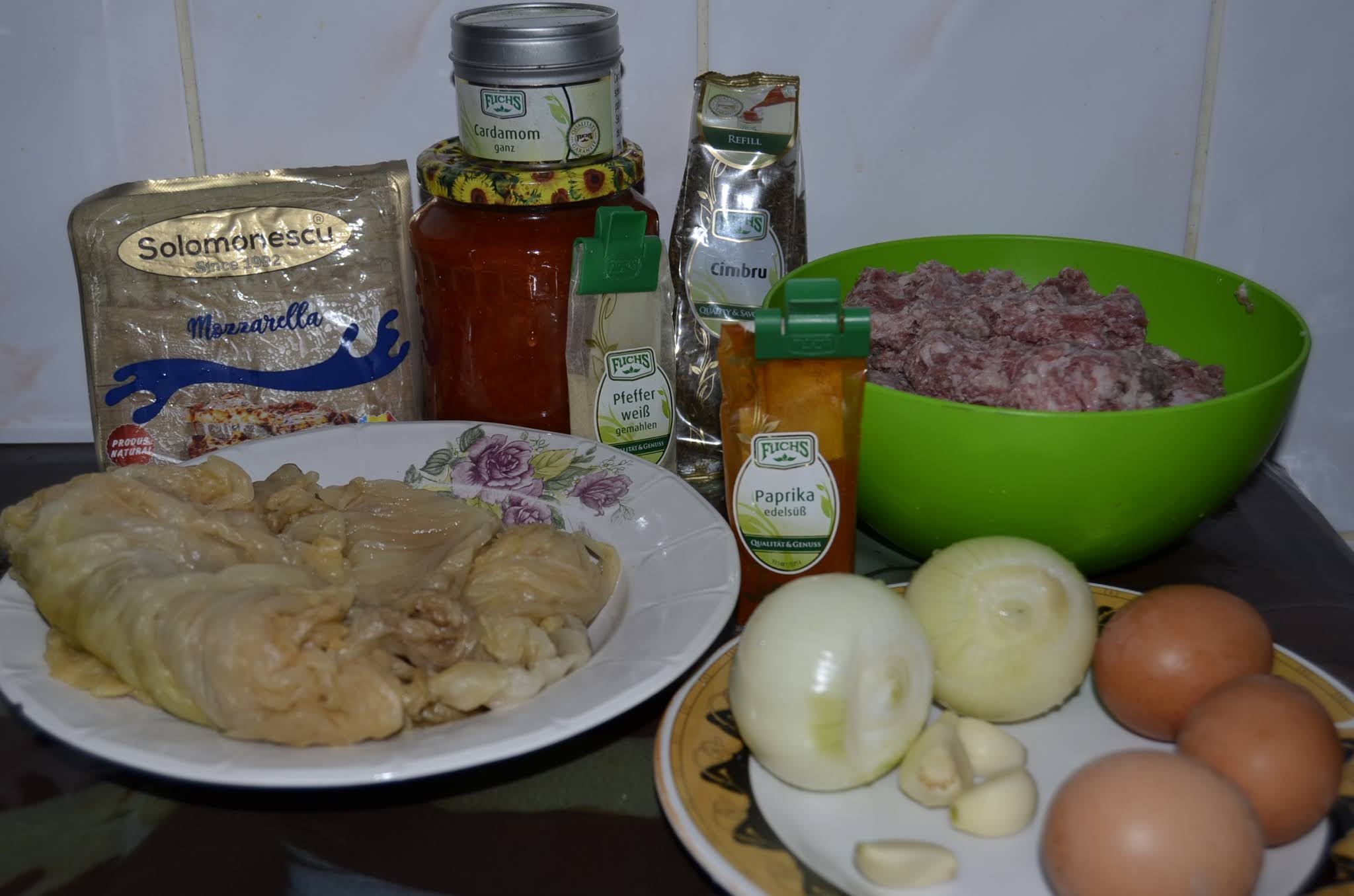 Cozonac cu carne in foi de varza murata