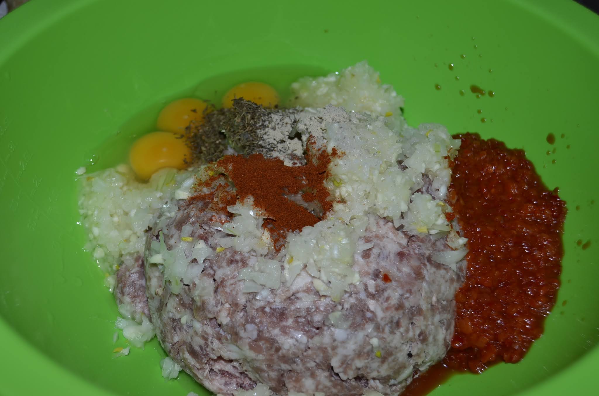 Cozonac cu carne in foi de varza murata