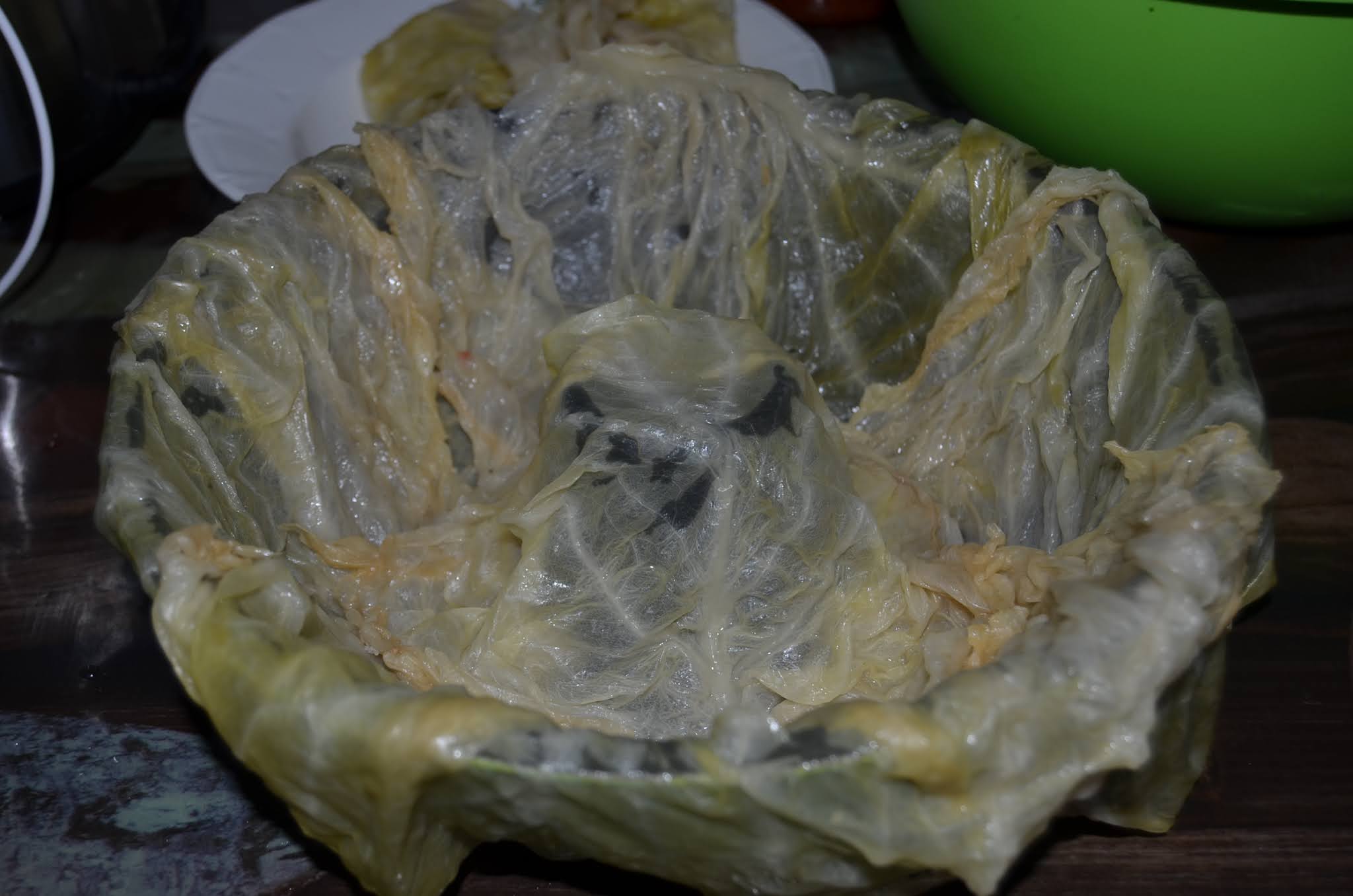 Cozonac cu carne in foi de varza murata