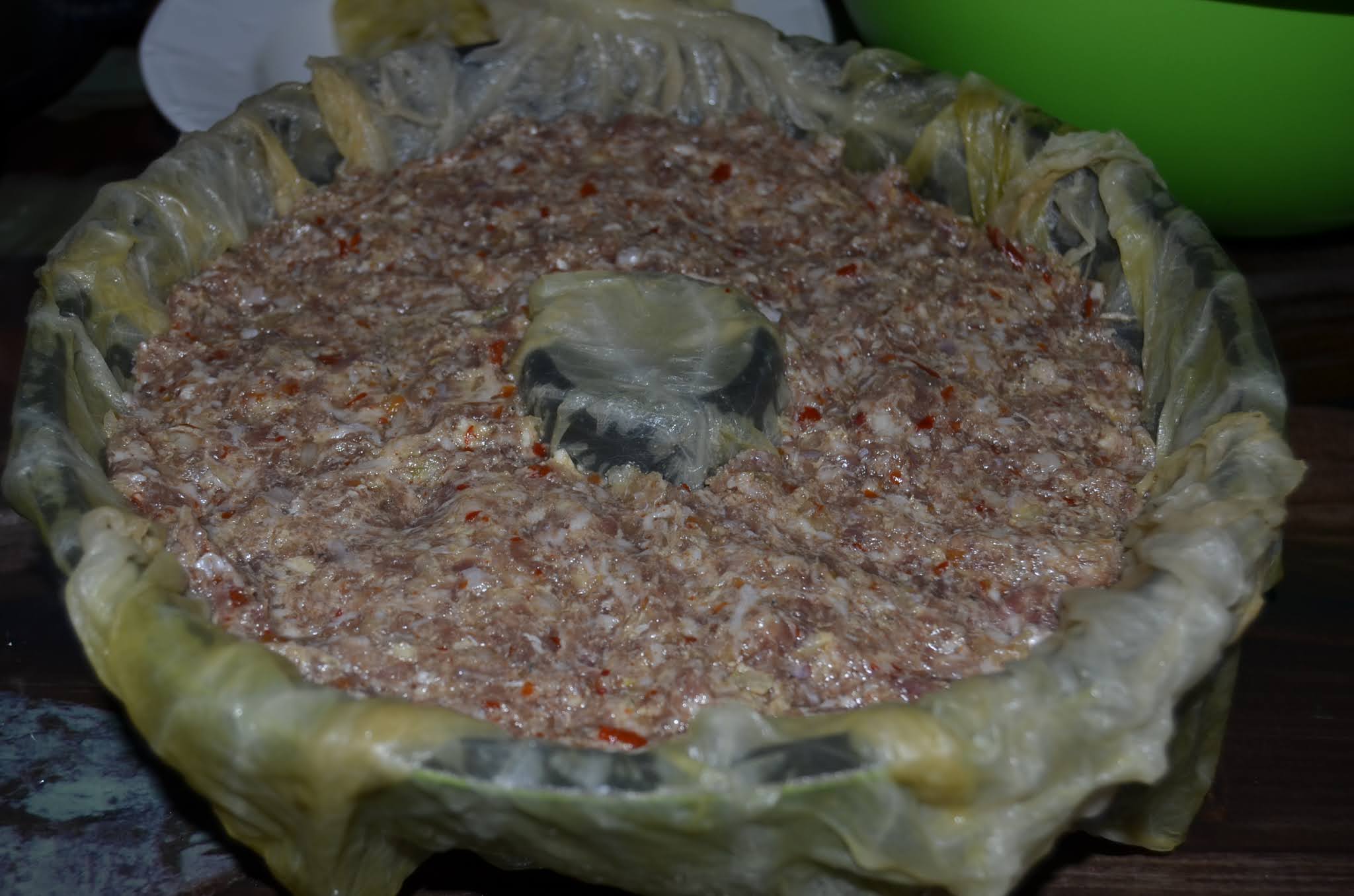 Cozonac cu carne in foi de varza murata