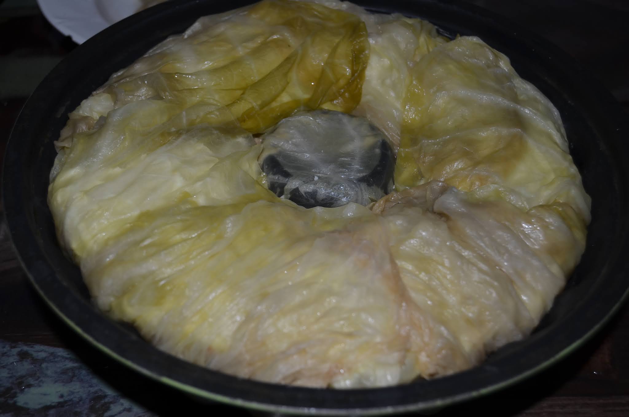Cozonac cu carne in foi de varza murata