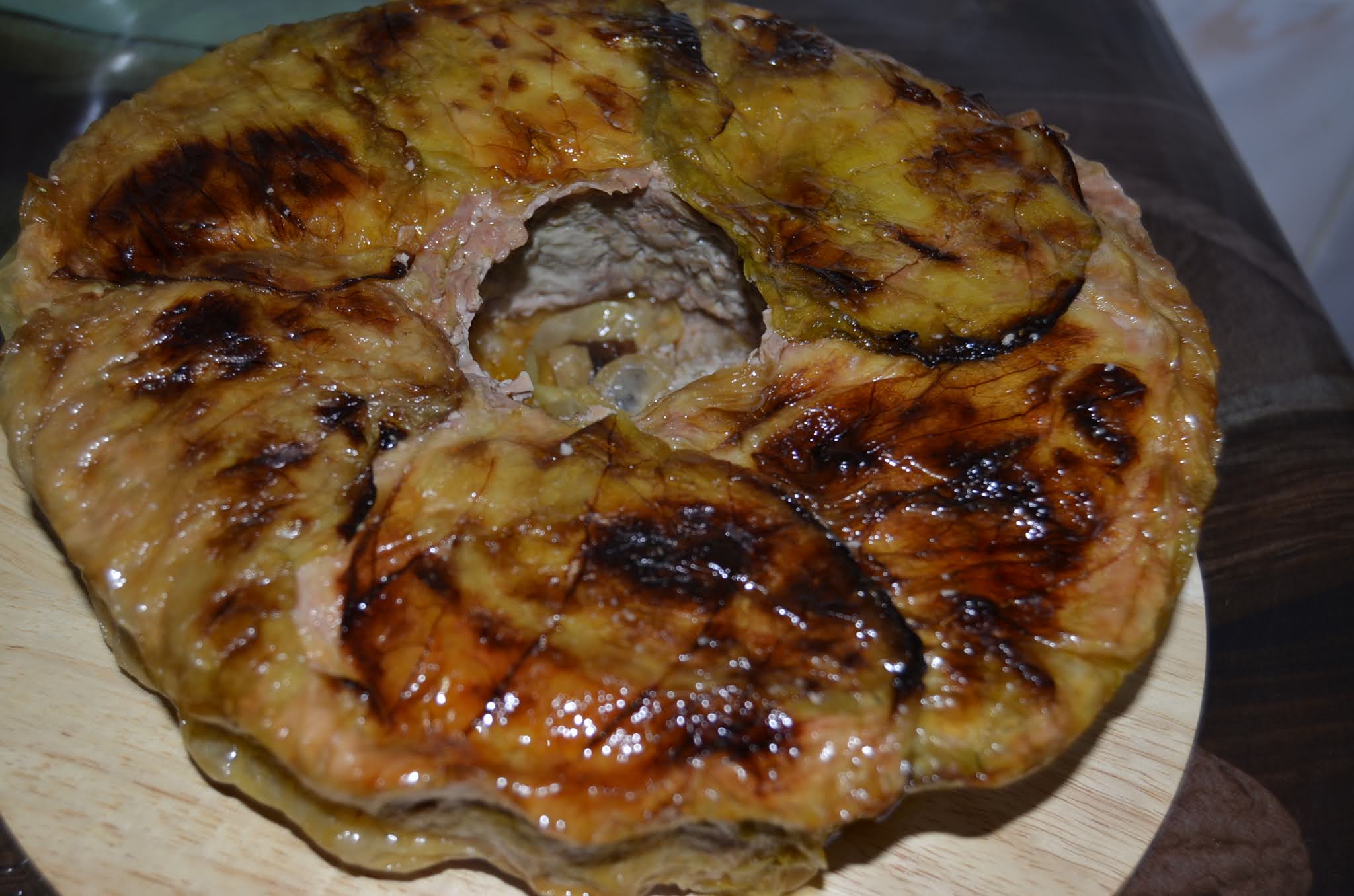 Cozonac cu carne in foi de varza murata