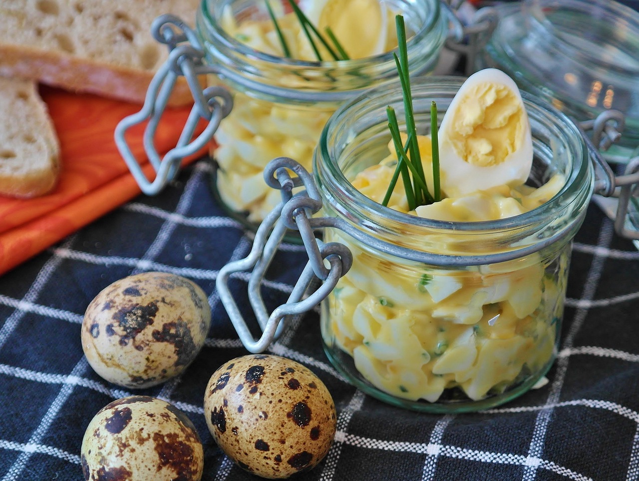 Salata cremoasa de oua cu maioneza si verdeata – gust simplu, de fiecare zi