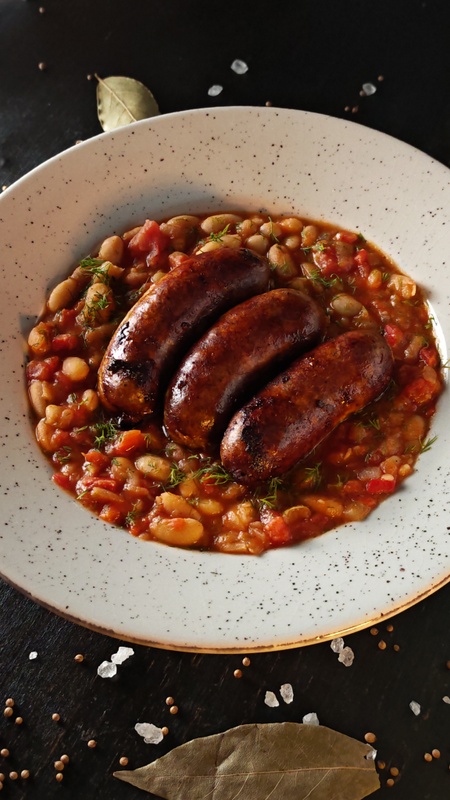 Fasole cu cârnați de casă - Rețeta tradițional românească cu savoare maximă