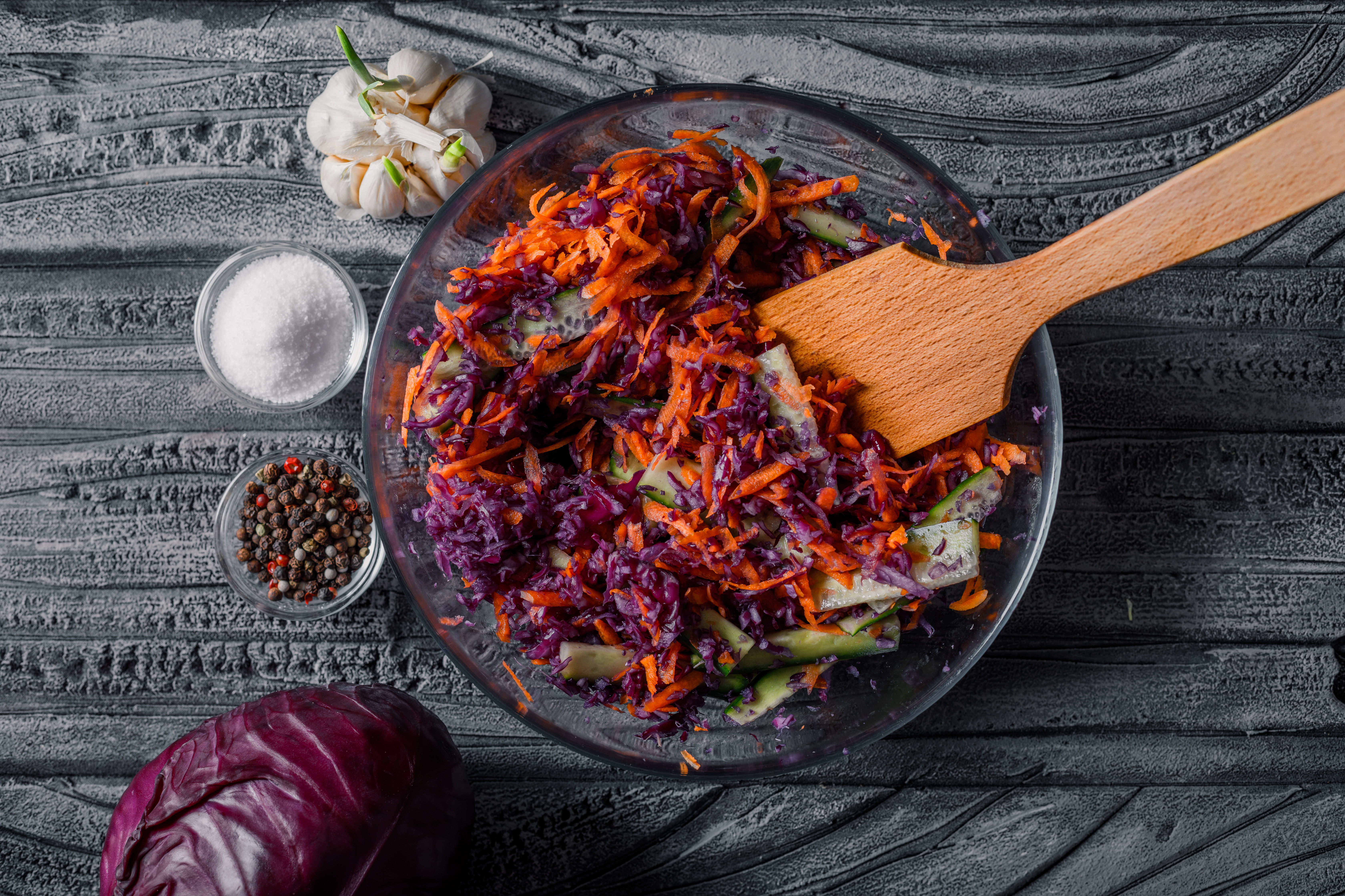 Salata de legume cu varza rosie, morcovi si castraveti - o salata colorata, proaspata si sanatoasa