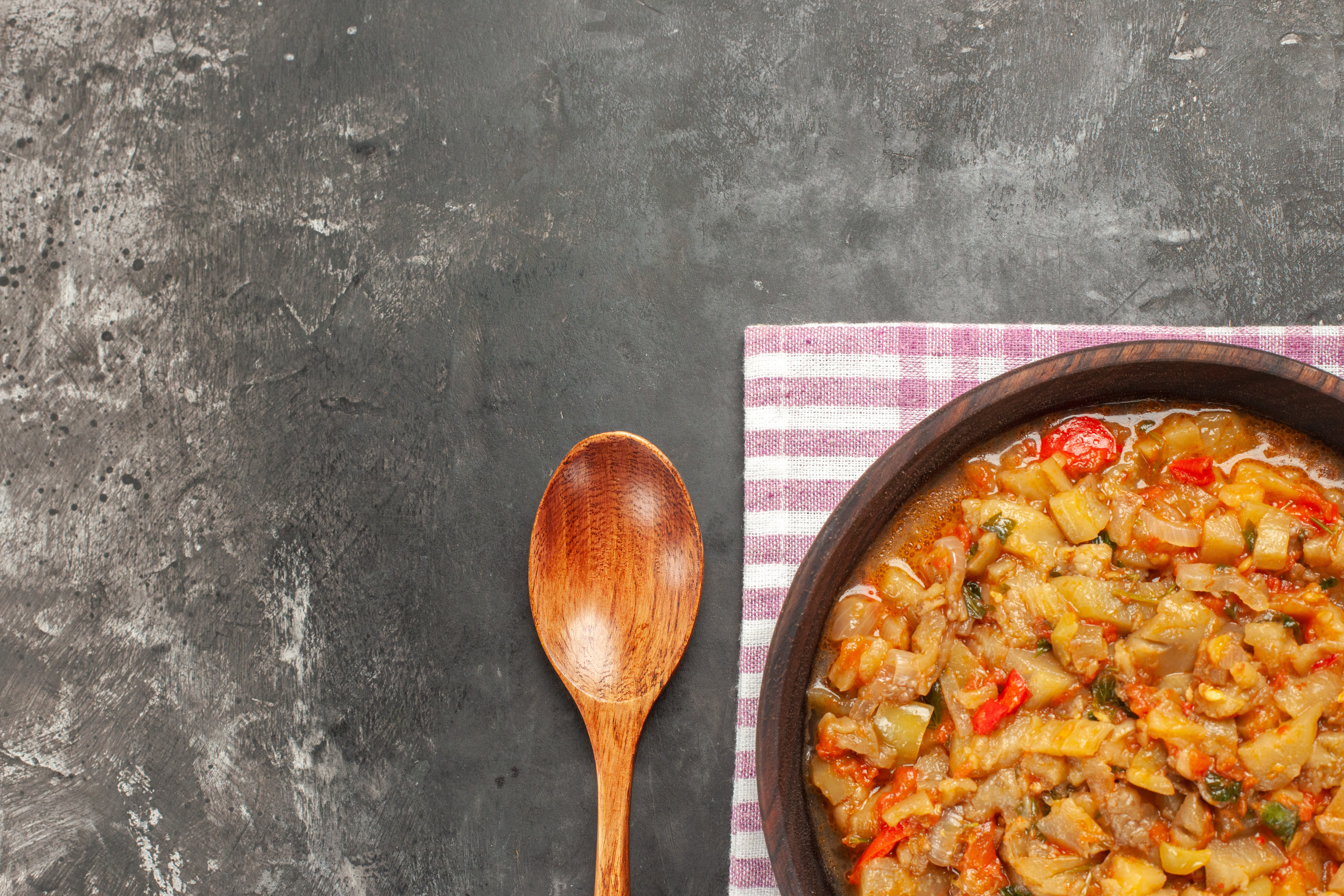 Zacusca de vinete – cu legume tocate marunt