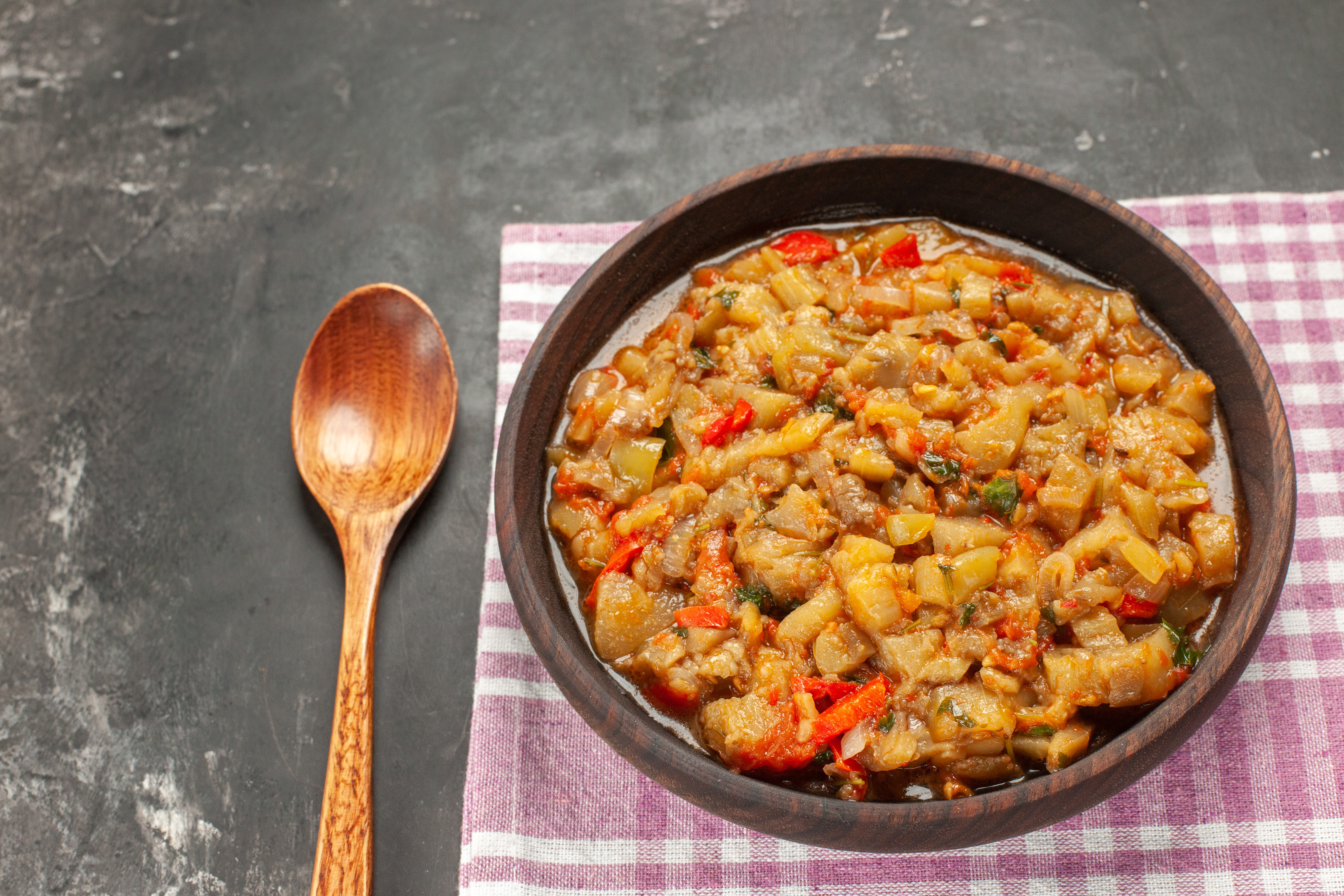 Zacusca de vinete – cu legume tocate marunt
