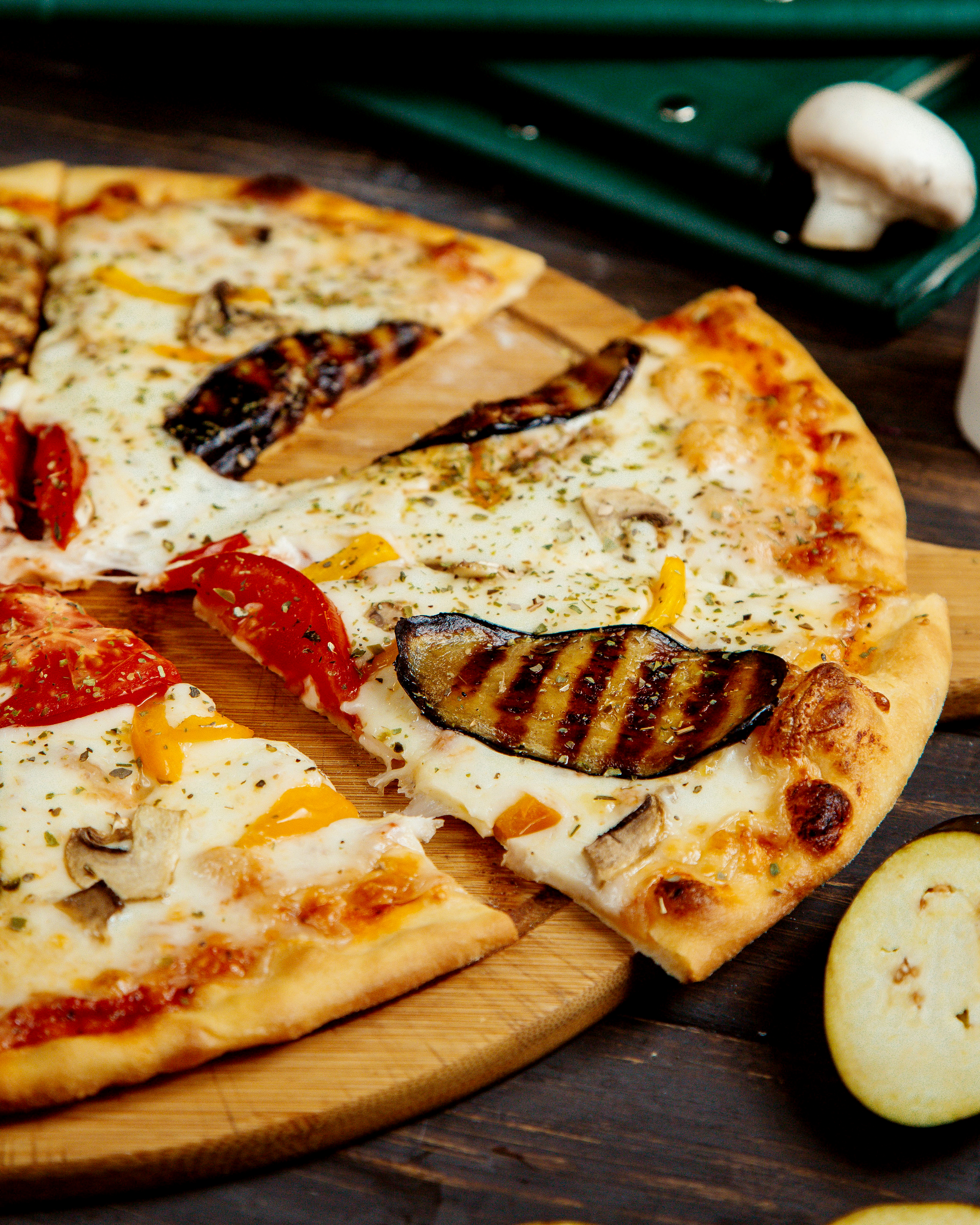 Pizza cu vinete si rosii la cuptor
