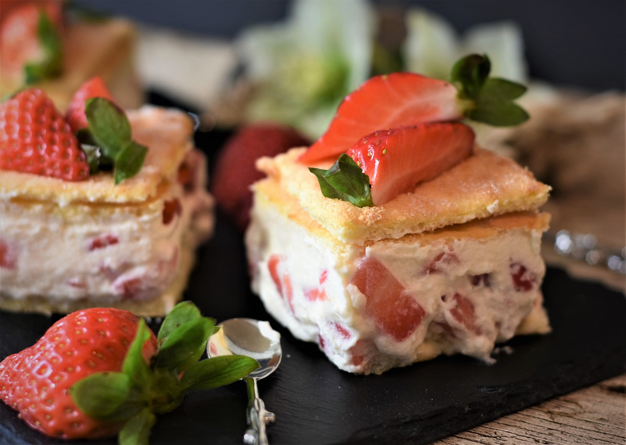 Prajitura cu capsuni si crema de frisca  -  delicioasa, racoroasa si usoara