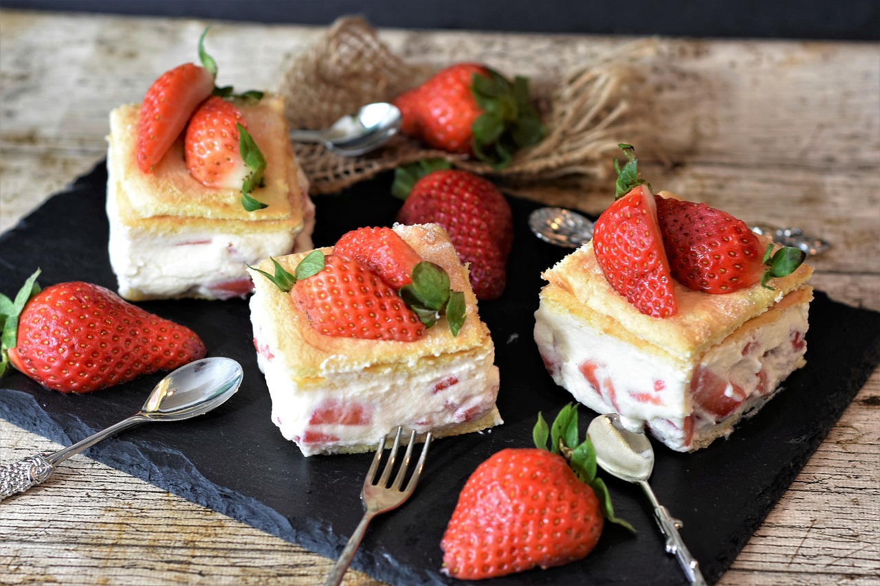 Prajitura cu capsuni si crema de frisca  -  delicioasa, racoroasa si usoara
