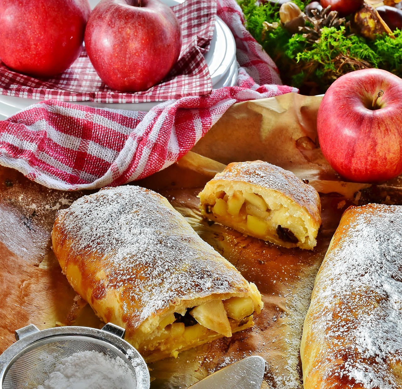 Strudel cu mere - un desert clasic, aromat si usor de pregatit