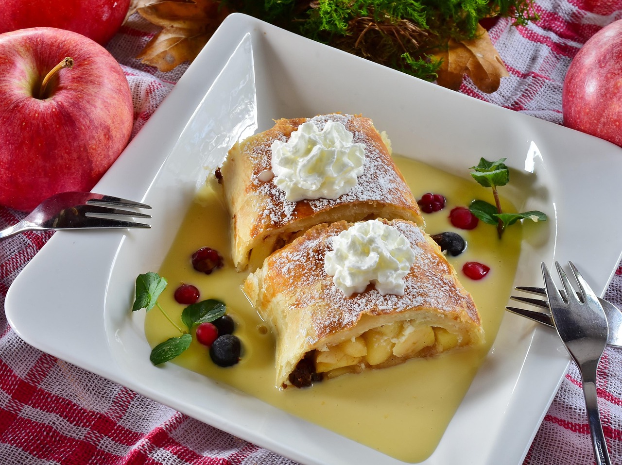 Strudel cu mere - un desert clasic, aromat si usor de pregatit