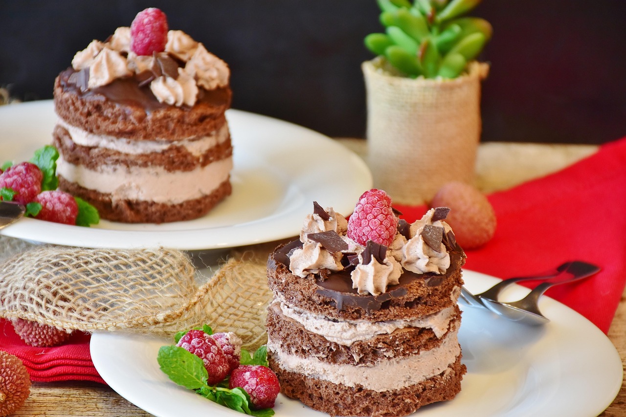 Mini tort de ciocolata cu crema si zmeura - un desert elegant si savuros