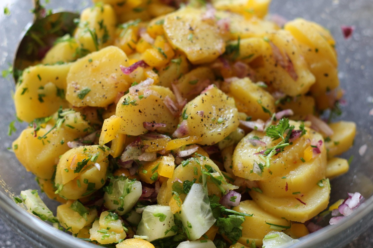 Salata de cartofi cu legume si verdeturi – o reteta simpla si gustoasa