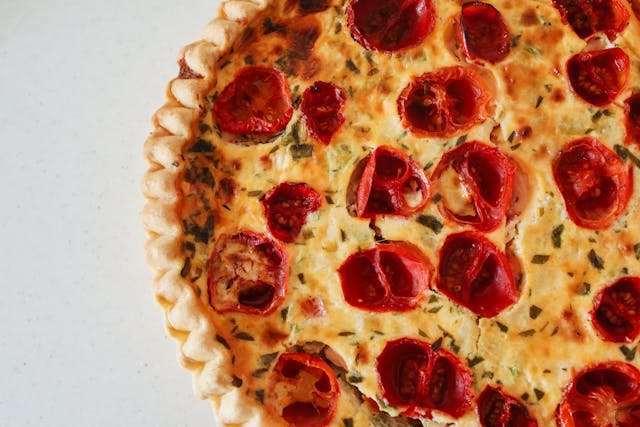 Quiche cu rosii si verdeturi – tarta sarata plina de savoare
