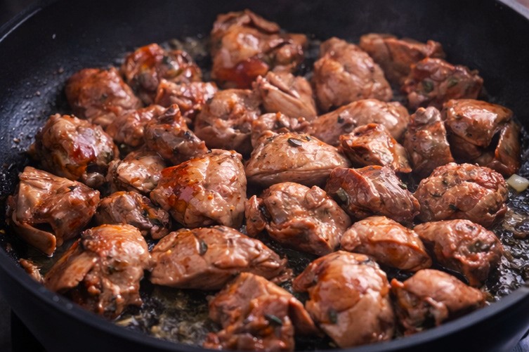 Ficatei in sos rosu - o mancare simpla si gustoasa