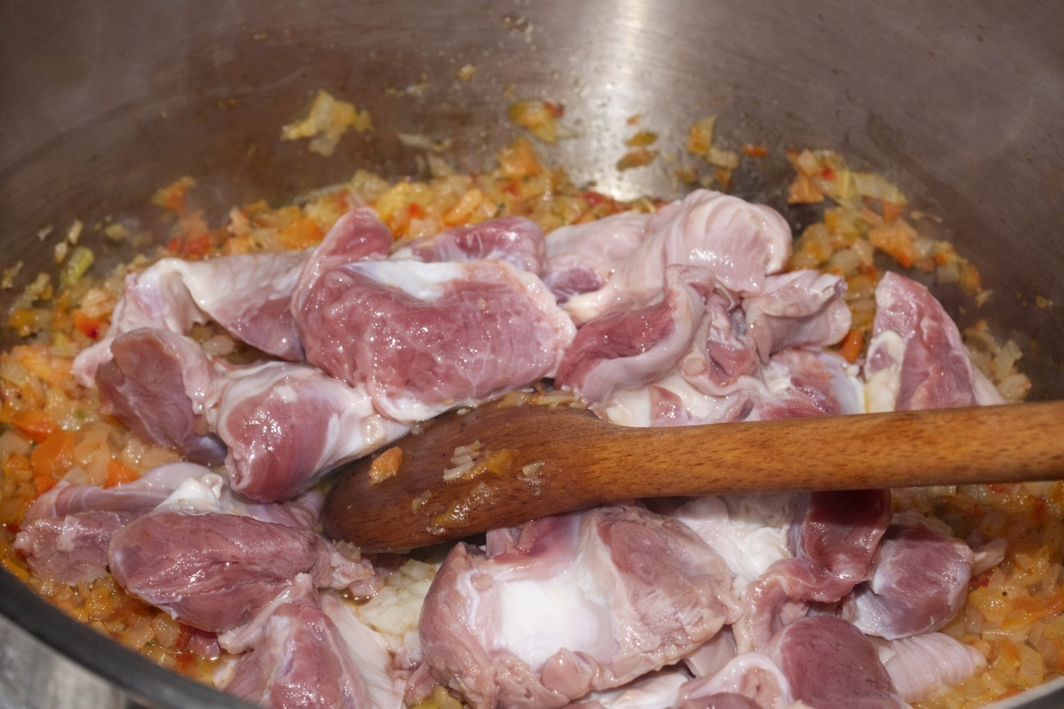 Cus-cus cu pipote în sos de roșii – rețetă sățioasă și aromată