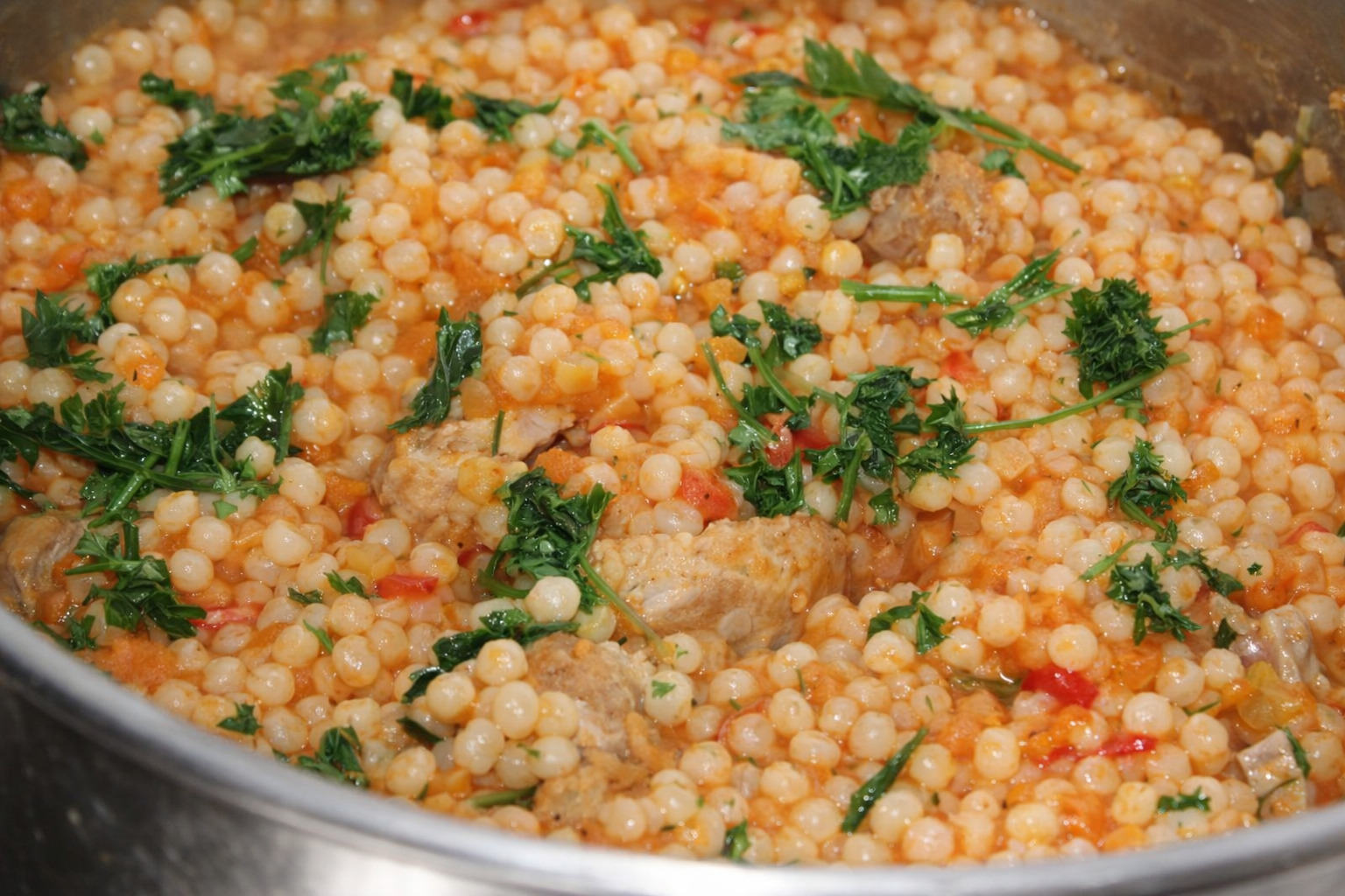 Cus-cus cu pipote în sos de roșii – rețetă sățioasă și aromată