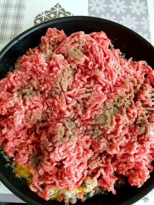 Ruladă de carne tocată la cuptor – rețetă gustoasă de aperitiv