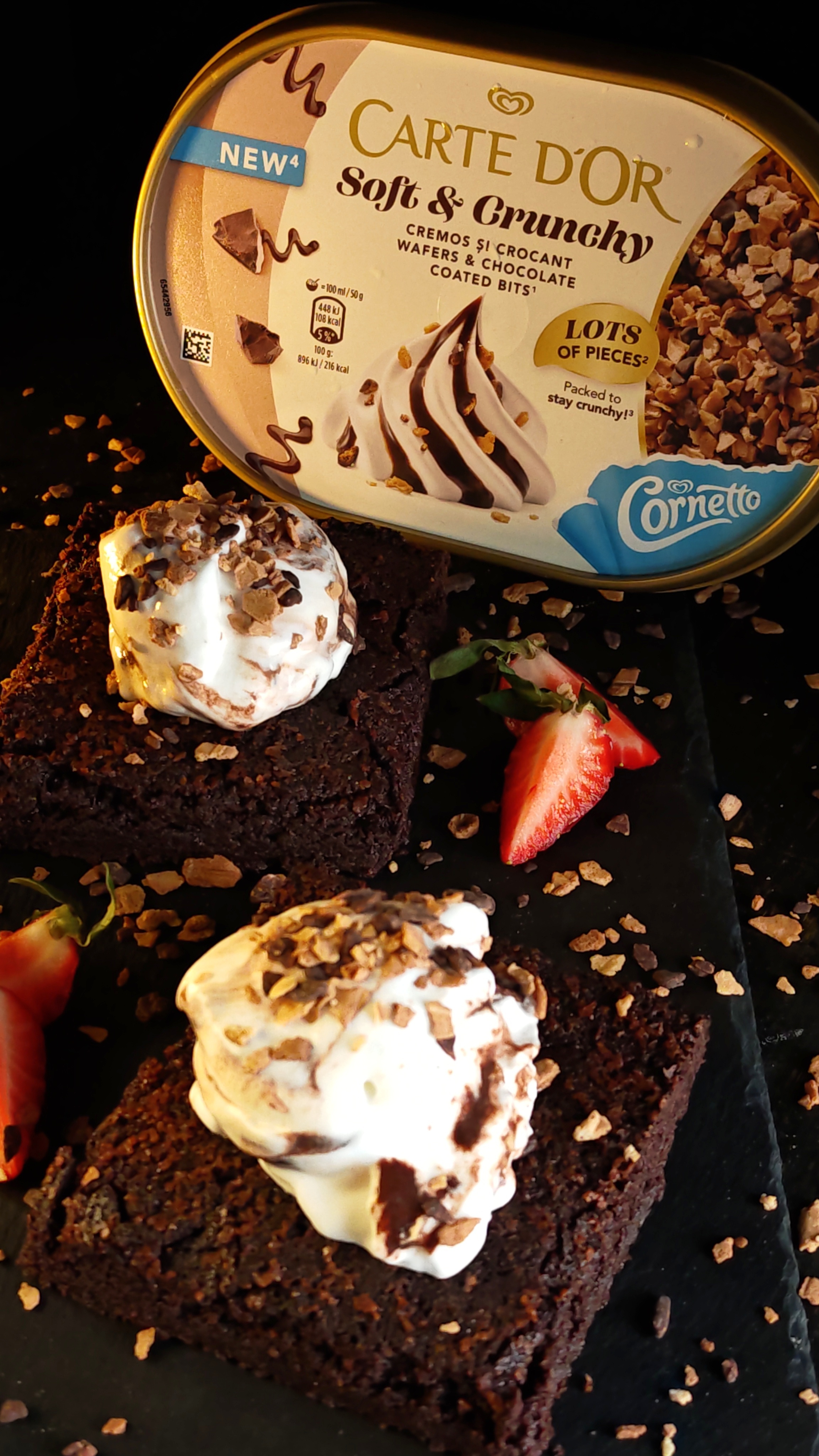 Brownie cu înghețată cremoasă și topping crunchy
