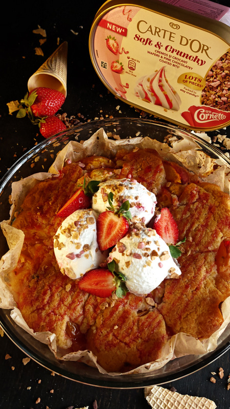 Cobbler cu piersici și înghețată cu topping crunchy - Delicios și parfumat