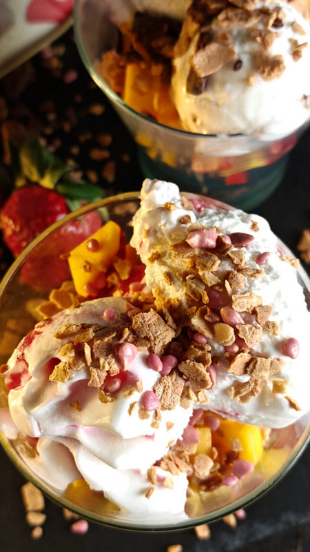 Desert la pahar cu înghețată crunchy - Rapid și perfect pentru orice ocazie