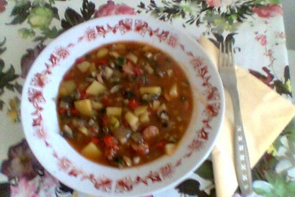 Mancarica de Legume cu Carnati Picanti