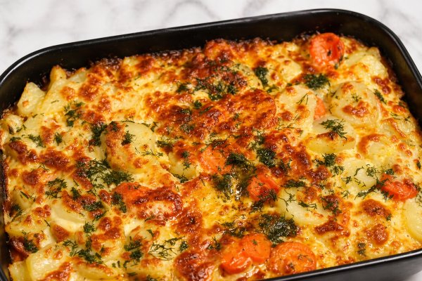 Cartofi cu sos la cuptor