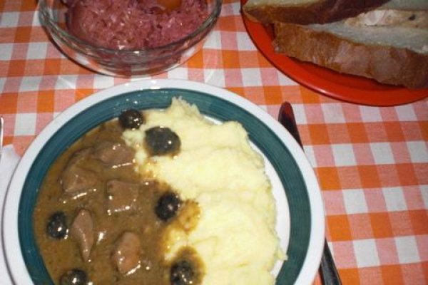 Ficat de Porc cu Sos de Smantana si Masline Negre